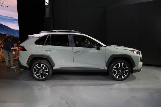 豐田全新RAV4或?qū)⑻峁┢咦?加長30mm的軸距有用了